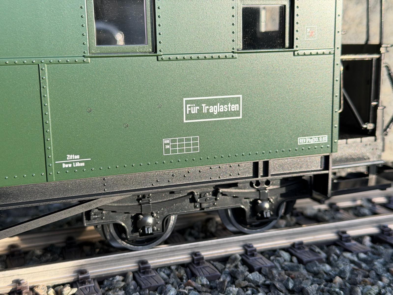 Detailansicht des LGB Art. Nr. 36371 - Personenwagen der DR - Bauart KD - Wagennummer 970-563. Die Beschriftung zeigt das Piktogramm, F�r Traglasten geeignet, Standort Zittau und Bahnbetriebswagenwerk L�bau, RUO, die Revision des Wagens 30.09.1981. 