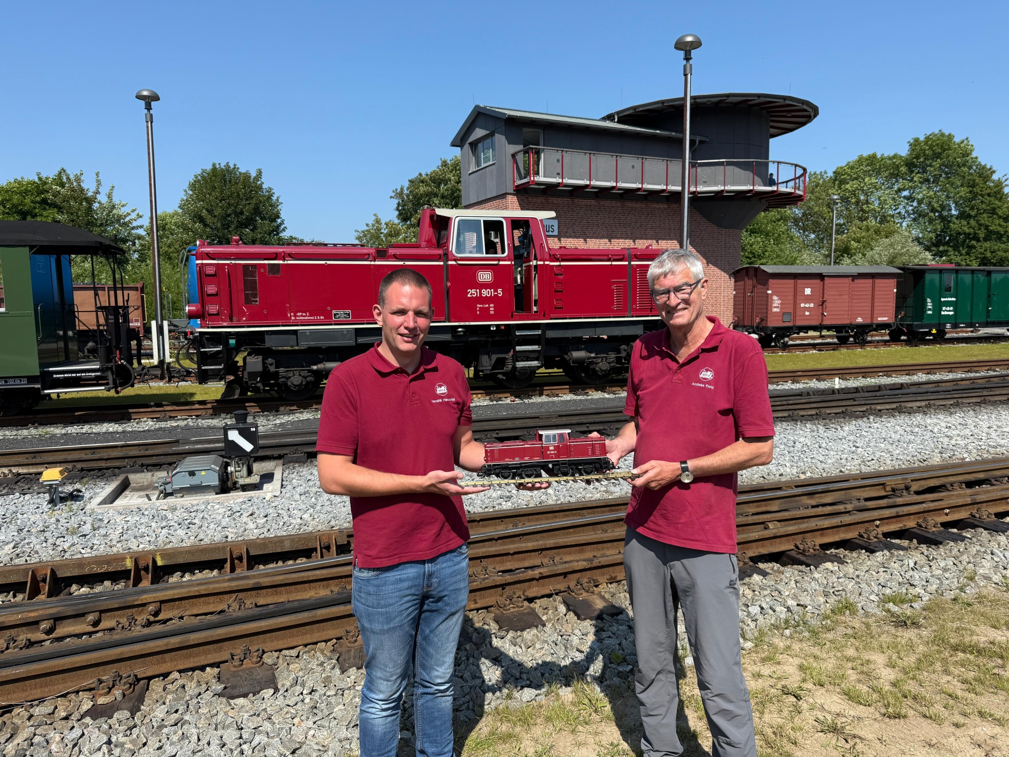 Original - im Hintergrund - und LGB Modell im Vordergrund - der V51 - Diesellok - B´B´dh (dieselhydraulische Lokomotive mit zweiachsigen Drehgestellen) - Betriebsnummer 251 901-5. Danke an Hendrik Hauschild (links im Bild) und Andreas Franz (rechts im Bild).