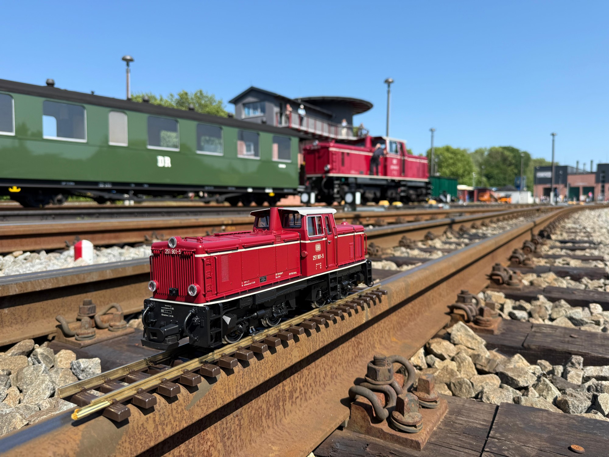 Original - im Hintergrund - und LGB Modell im Vordergrund - der V51 - Diesellok - B´B´dh (dieselhydraulische Lokomotive mit zweiachsigen Drehgestellen) - Betriebsnummer 251 901-5.