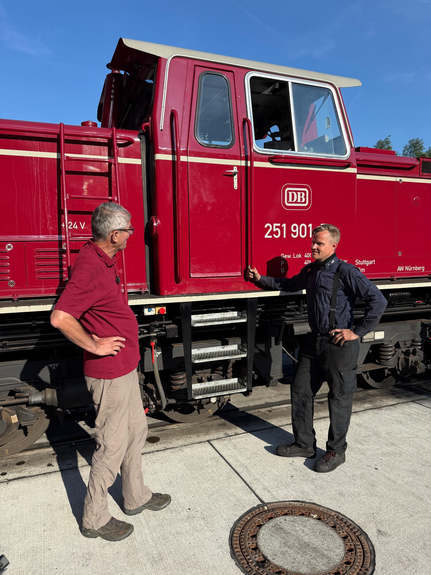 Original - im Hintergrund - und LGB Modell im Vordergrund - der V51 - Diesellok - B´B´dh (dieselhydraulische Lokomotive mit zweiachsigen Drehgestellen) - Betriebsnummer 251 901-5. Danke an Hendrik Hauschild (links im Bild) und Andreas Franz (rechts im Bild).