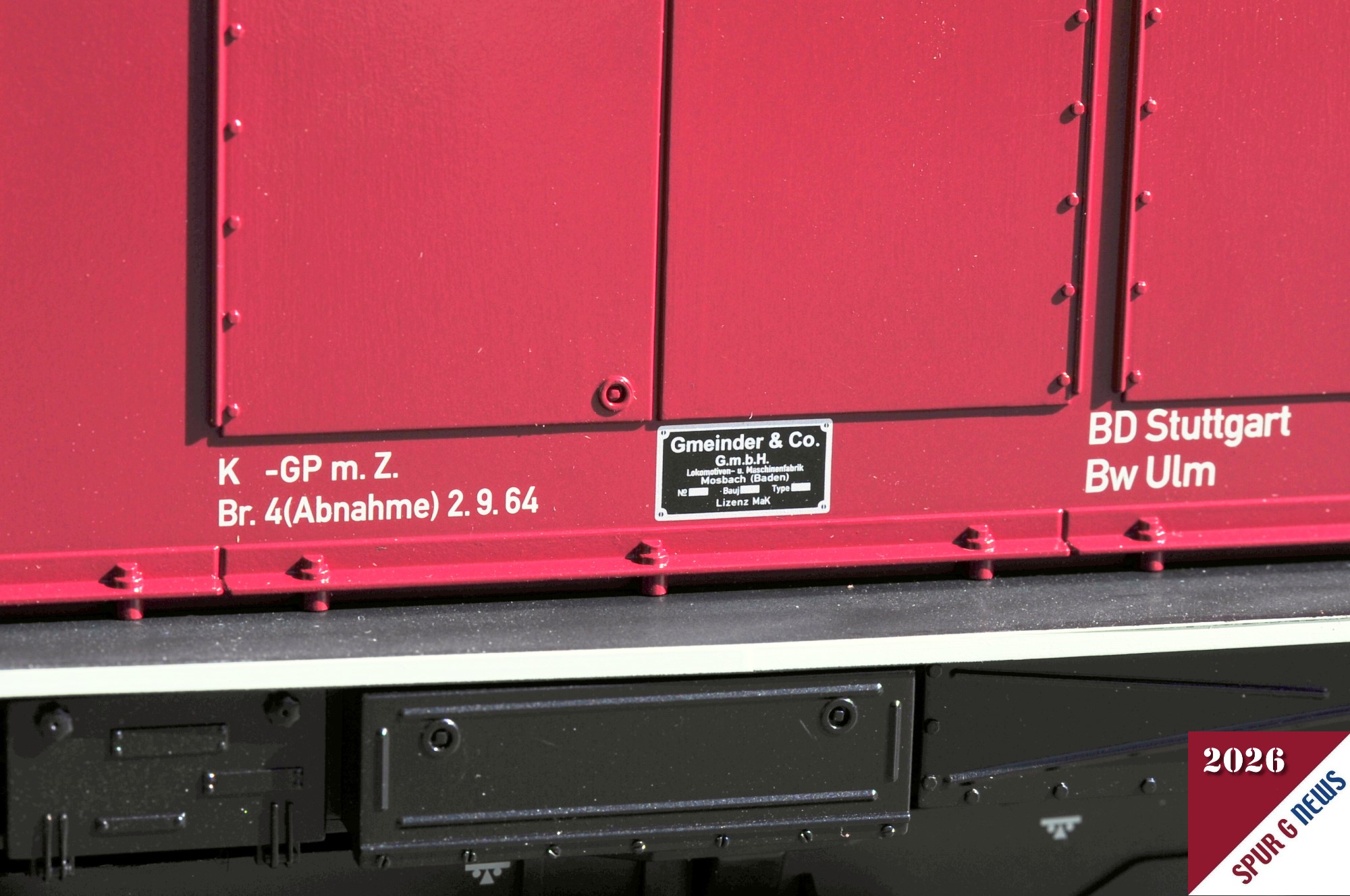 An der Motorhaube ist die Beschriftung und das Typenschild sehr sauber aufgebracht worden. Auch die Schrauben von Motorhaube und Rahmen sind gut nachgebildet.