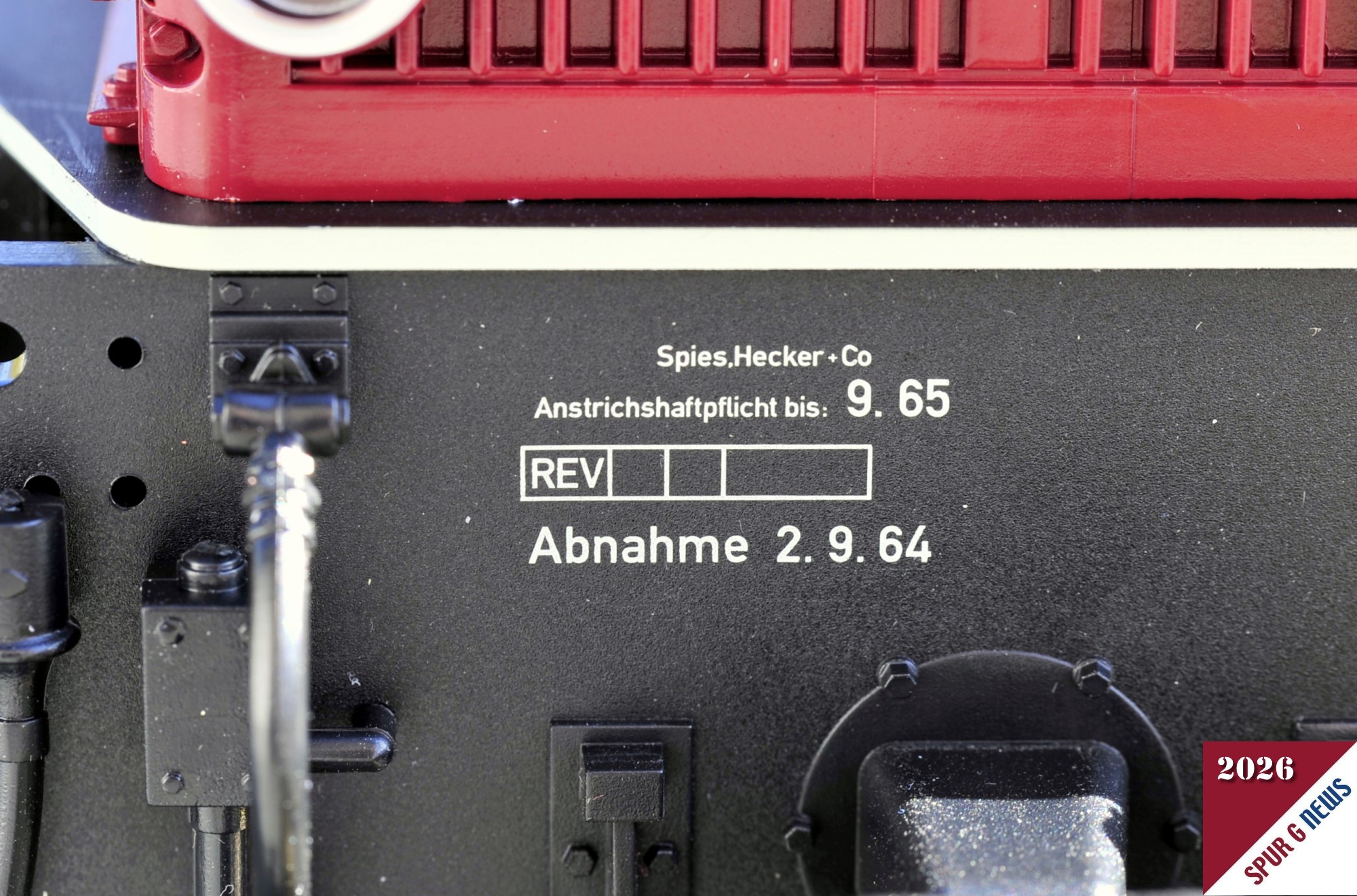 Die Beschriftung der Antrichshaftpflicht und die Abnahme der Revision auf dem vorderen Rahmen sind top ausgeführt. Die Abnahme war also bereits 1964 für das nachgebildete Modell. Leider sind bei der Aufnahme noch zwei Löcher am linken Rand zu sehen. Hier kommt sicherlich ein Zubehörteil von Christian Fesl als Anbauteil hinzu.