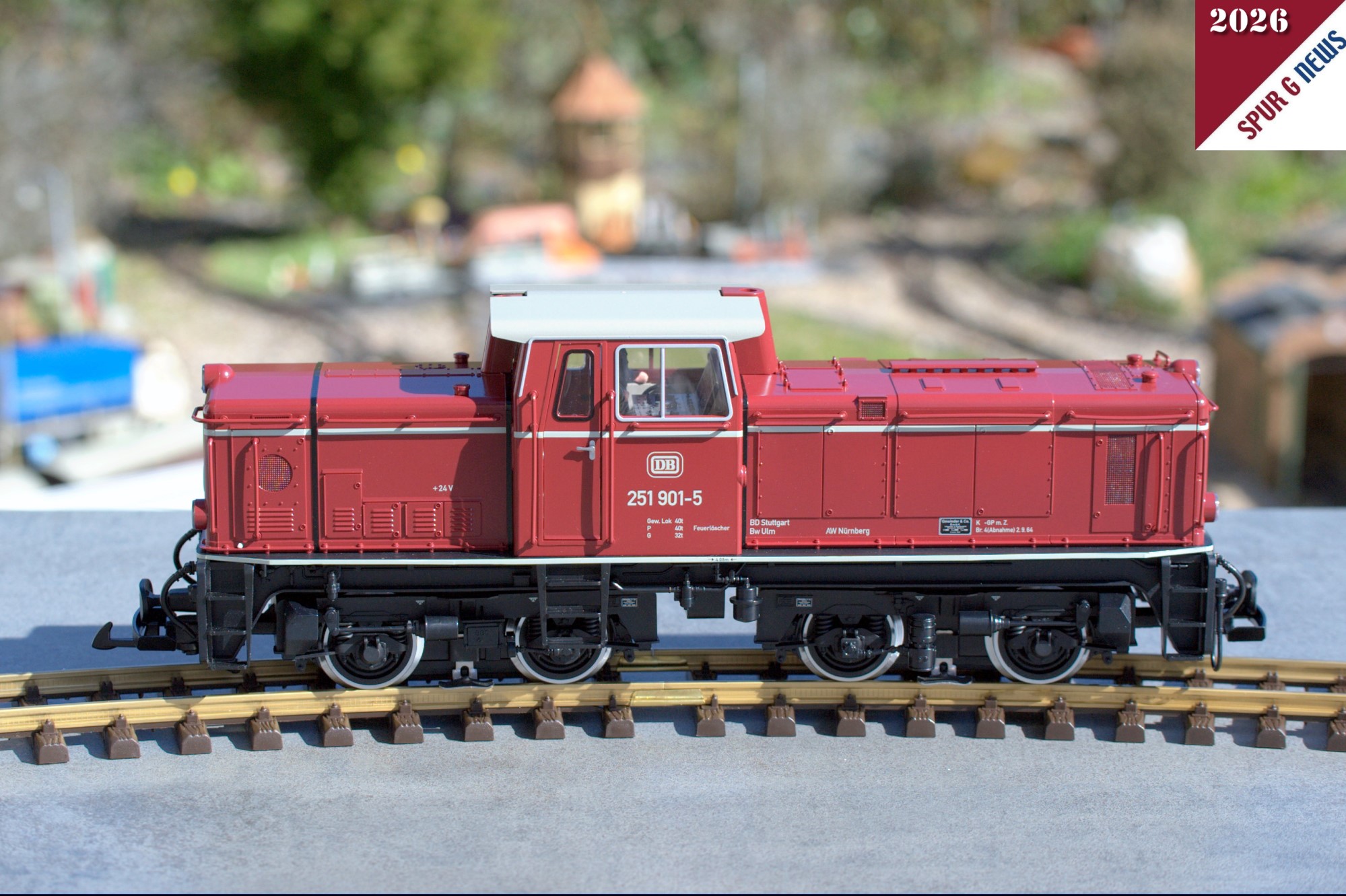 Auf dem Gleis sieht die neue Diesellok DB 251 901-5, wie gewohnt, stimmig aus. Einige kleine Änderungen sind jedoch an der Lok vorhanden. Hier die Seite rechts in Fahrtrichtung rechts.