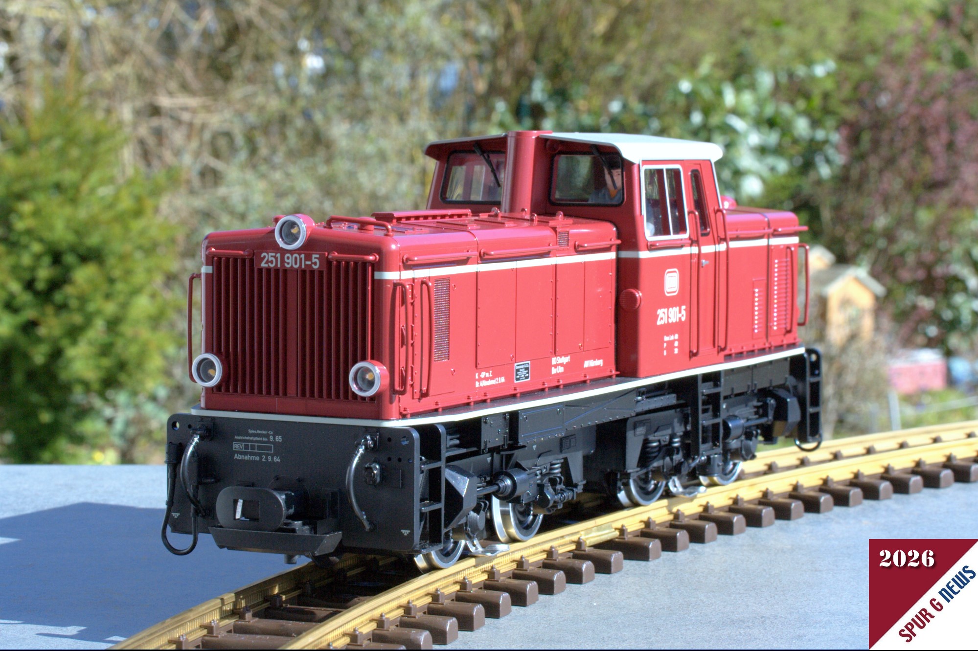 An der Front fallen sofort die Änderungen der Herbstneuheit 2025 zu den bereits vorhandenen Modellen der DB 251 901-5 auf. Als erstes ist die "Steckdose", also die beiden Löcher in der Motorhaube kurz oberhalb des Rahmens weg. Hier wurde früher die Stromabnahme für die Beleuchtung von Wagen abgenommen. Weiterhin sind die LED Birnen sehr gut sichtbar und die Zierringe in silber sind auch sehr filigran ausgeführt.