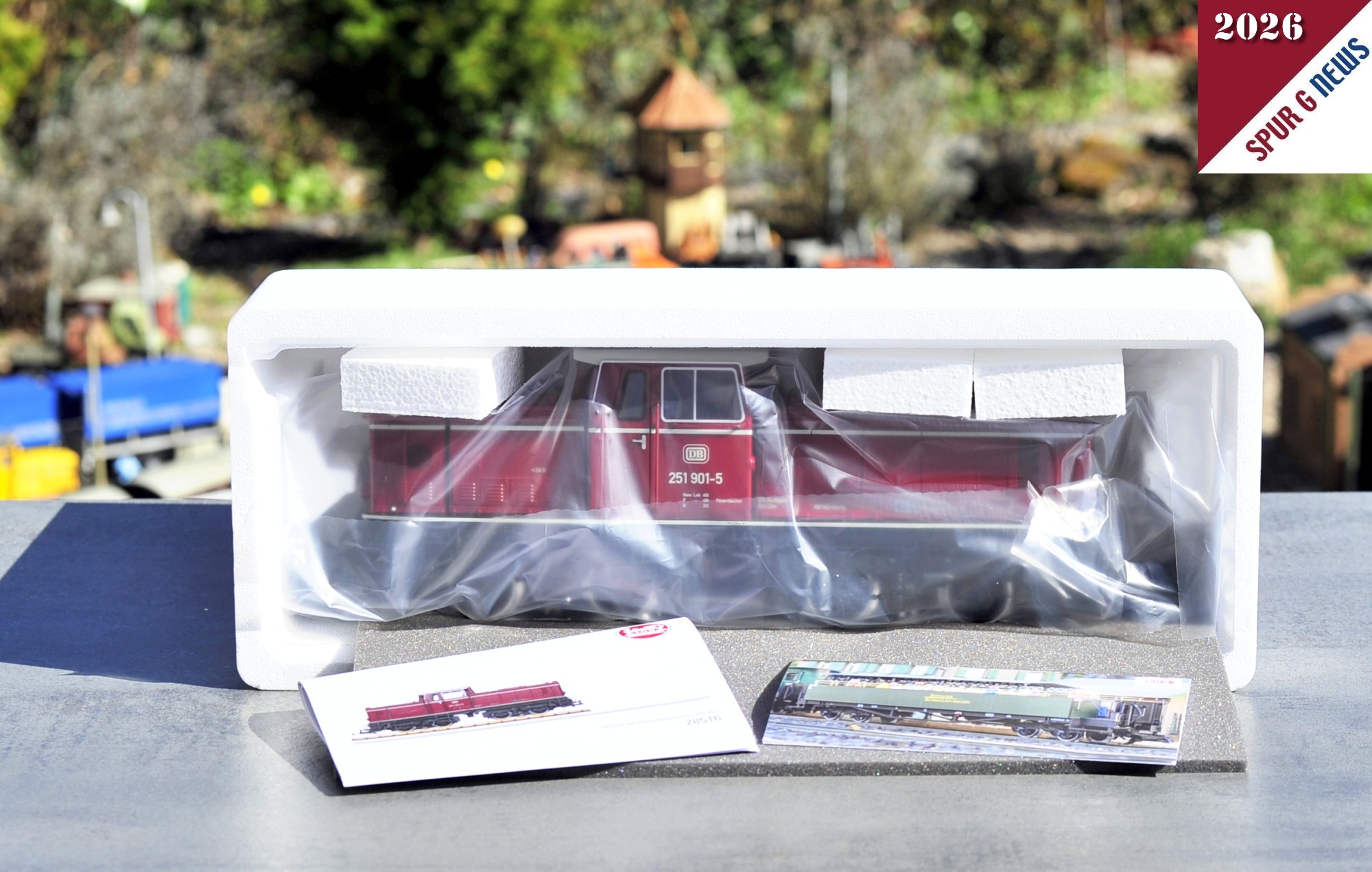 Der Stülpkarton ist abgehoben und die Diesel-Lok DB 251 901-5 ist unbeschädigt und gut verpackt bei mir angekommen. Zur Stabilisierung der Lok im Karton ist die Kunststofffolie noch mit einem Schaumstoff und drei Styroporklötzen ergänzt. Die Folie ist diesmal sehr geschmeidig und etwas stärker als die bisherigen Schutzfolien. Das Anleitungsheft und eine Broschüre für den LGB Club in Göppingen liegen hier bei.