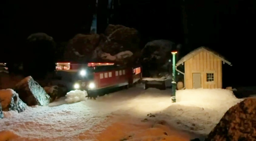 Einfach auf das Bild klicken und den Kurzfilm bei n�chtlicher Schneeszene ansehen. Danke an Hendrik Hauschild f�r die Ausf�hrung. 