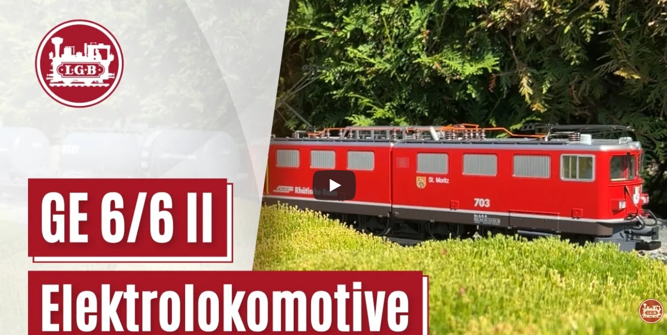Mit neuer Front und eckigen Scheinwerfern - so wird die Modellvariante der Ge 6/6 II 2026 ausgeliefert. Mit der Betriebsnummer 703 erscheint die Elektrolokomotive der Rh�tischen Bahn (RhB) in originalgetreuer Farbgebung und Beschriftung der Epoche VI, so wie die Maschine bis zuletzt gefahren ist.