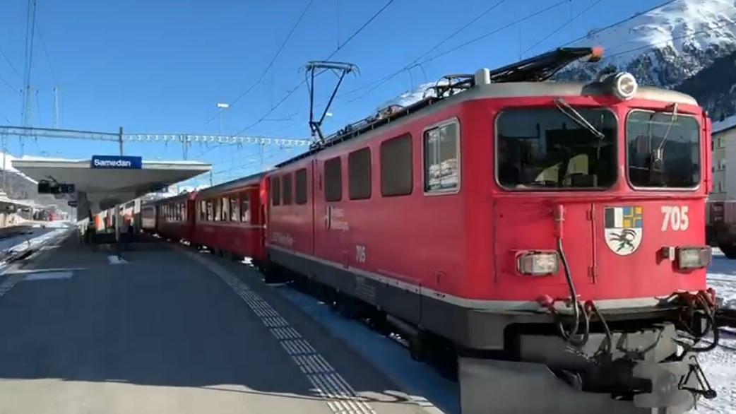 Hier die RhB Ge 6/6 II Nr. 705 - im Bahnhof Samedan bei der Ausfahrt. 