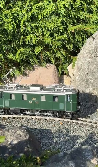 E-Lok Ge 4/6 Nr. 355 der RhB bereits an die H�ndler ausgeliefert. Hier mit zwei gr�nen RhB Personenwagen und drei G�terwagen ebenfalls von der RhB aus einer fr�heren Produktion. 