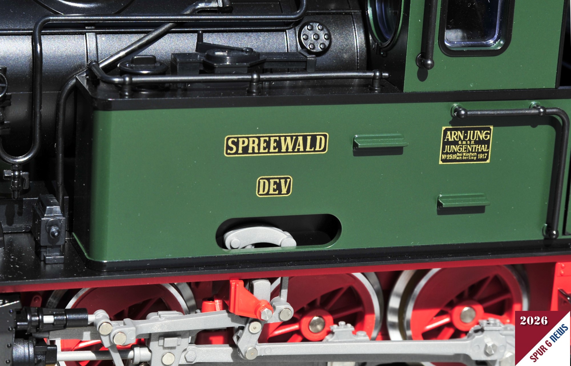 Fein detailliert die Bedruckung auf den Wasserkästen: Hier der Lokname "Spreewald", "DEV" für den Deutschen Eisenbahn Verein und das Schild der Lokfabrik Arn Jung G.m.b.H. Jungenthal bei Kirchen an der Sieg und die Loknummer 2529. Gebaut 1917.