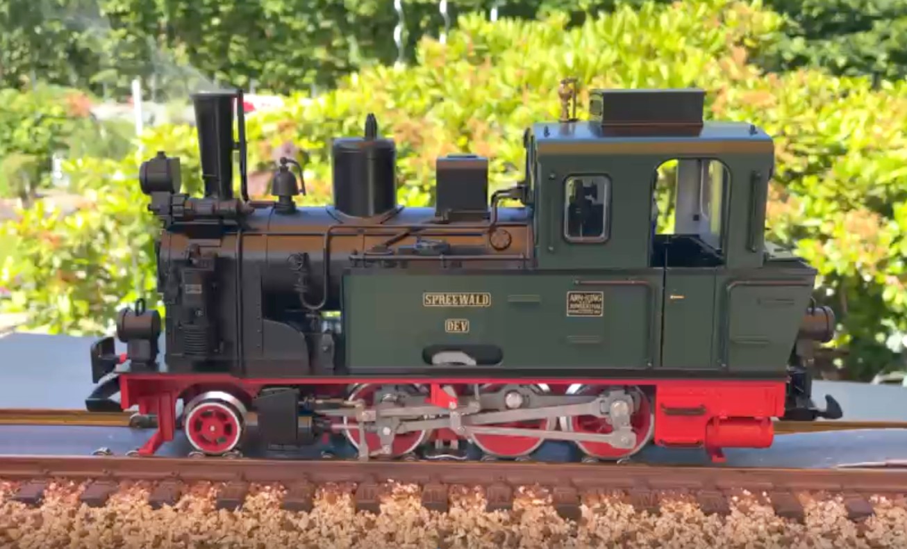 Hier ein Film über die neue Lok Spreewald (einfach auf das Bild klicken!). Die Funtionen wurden getestet. Der Energiespeicher läuft auch gut. Ein paar Zentimeter reichen ja aus um über die Weichen oder nicht leitende verschmutzte Gleisstellen zu kommen.