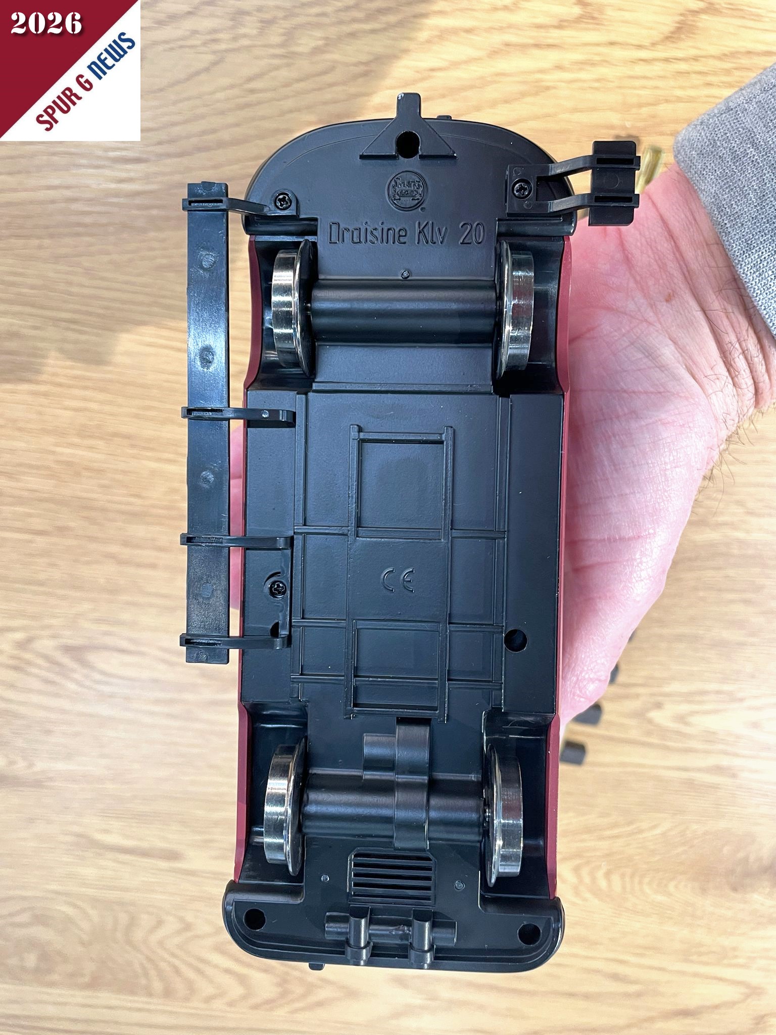 Die neue Unterseite der VW Draisine Klv 20 der DB - Neuheit 2026 - Art. Nr. 25020 von LGB. Gut zu erkennen ist, dass die vier Räder der Draisine neue Stromabnahmen mit Kohlen erhalten. Durch den Pufferspeicher soll eine Überbrückung von ca. 30 cm Gleislänge möglich sein.