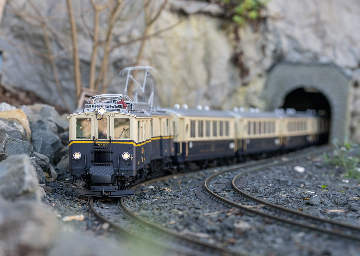 Die Auslieferung der Modelle des Triebwagens 2001 & 2002 ist für das 4. Quartal geplant. Bestellungen zu L26660 und L26662 können noch angenommen werden. Das Bild zeigt das Modells des FZe 6/6 2002 mit den vier Personenwagen auf der Gartenbahn am Märklineum in Göppingen.