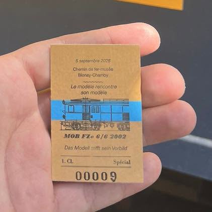 Eine Fahrkarte vom 6. September 2026 gab es bei der Übergabe "Das Modell trifft sein Vorbild" auch.