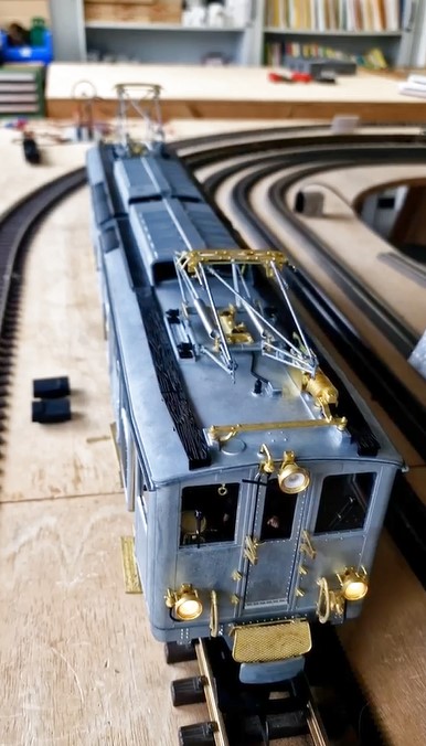 Kurzfilm zum Decoder-Test des Gelenktriebwagens FZe 6/6 - Metallmodell von LGB. Türen lassen sich ditigtal öffnen und schließen.