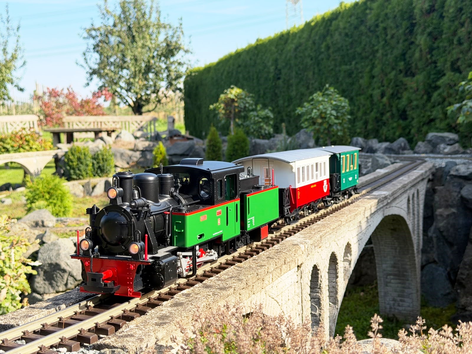 Danke an Hendrik Hauschild für die Bilder zum Zug der Jagsttalbahn mit Dampflok LGB Art. Nr. 24268, Personenwagen MD 3 LGB Art. Nr. 30142 und dem Personenwagen 116 Art. Nr. 33205. Der Zug ist nun komplett!