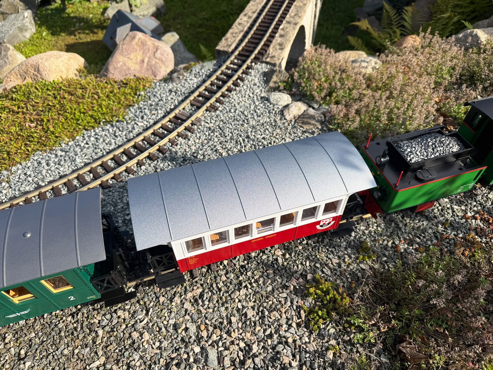 Der Wagen Bi 116 zwischen der Lok SWEG 798.101 - Frank S. - und dem Personenwagen MD 3 als Modelle von LGB.