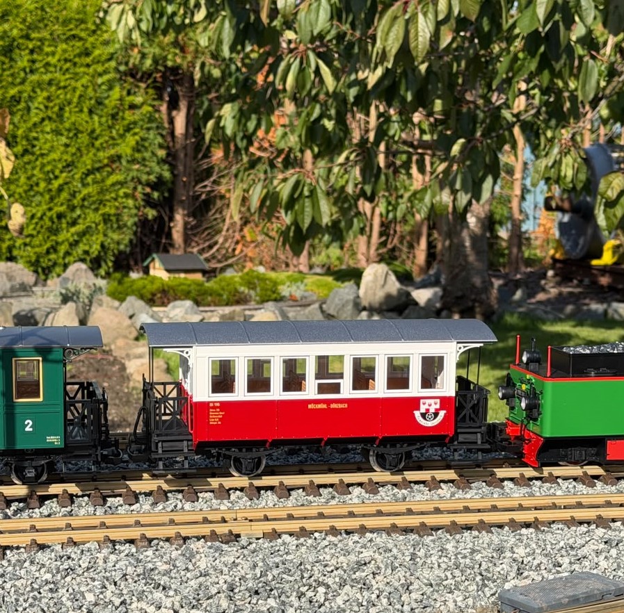 Diese Woche wurde der Personenwagen, LGB Art. Nr. 33205 ausgeliefert und macht den Schmalspurzug komplett. Der Personenwagen Nr. 116 der SWEG, Jagsttalbahn, im Modell fällt durch die zweifarbige Wagenkastenlackierung und dem silbernen Dach im Zugverbund auf.