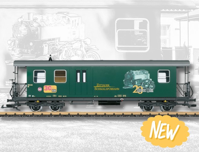 Anl�sslich zu den Jubil�en 30 Jahre SOEG und 20 Jahre Histork Mobil, am Wochenende 7.-9. August 2026 ist ein Gep�ckwgen der Zittauer Schmalspurbah mit der Werbung f�r dieses Event beklebt. 