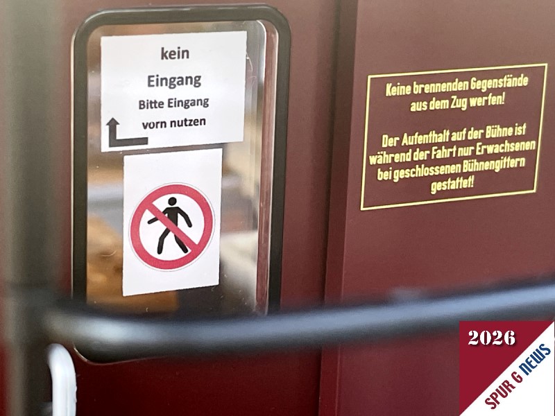 Die Eingangst�re auf der gegen�berliegende B�hne hat weitere Embleme aufgedruckt. Dieser Eingang ist f�r den Personendurchgang gesperrt, da sich auf dieser Seite die K�che und der Tresen des Speisewagens LGB 36364 befindet. 