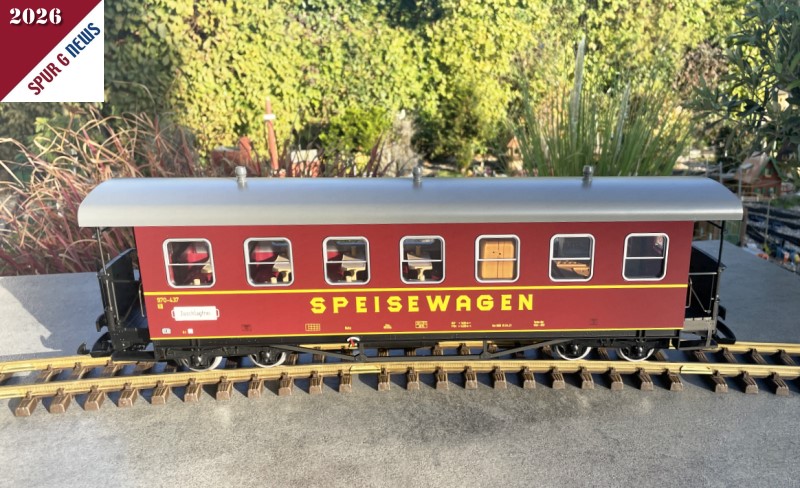 Im abendlichen Sonnelicht kommt die Farbe und die Bedruckung des aufgegleisten Speisewagens der SOEG gut zur Geltung. 