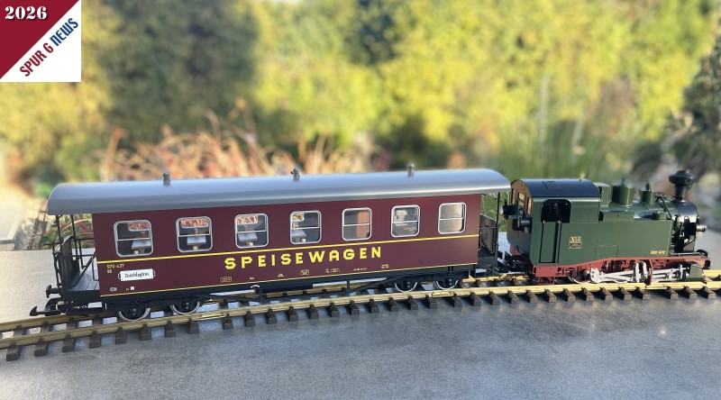 Als Abschlussbild f�r diesen herrlichen Speisewagen der SOEG haben wir die IK, wie sie in Zittau schon gefahren ist, vorgespannt. Ob VI K oder iV K als Zuglok verwendet wird bleibt dem Modellbahner �berlassen. Diese Dampfloks sind ebenfalls von LGB bereits produziert worden. In der Information sind auch noch die beiden Neuheiten aus 2026 passend zur Zugzusammenstellung ins Sortiment aufgenommen worden.
