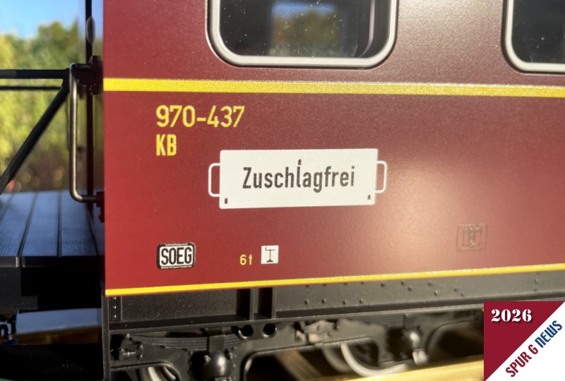 Detail neben dem Aufstieg: Wagen Nummer des aktuellen Originals bei der SOEG 970-437 KB. Das Zuglaufschild "Zuschlagfrei" ist sauber aufgedruckt. Das Emblem der SOEG wurde etwas "dicker" auf die Wagenseite gedruckt. Durch den Digitaldruck sind die beiden Zierlinien unterhalb der Fenster und oberhalb des Wagenrahmens perfekt gezogen. Ein weiterer Aufdruck ist 6 t und das wei�e Schild oberhalb des Zurrhakens. 