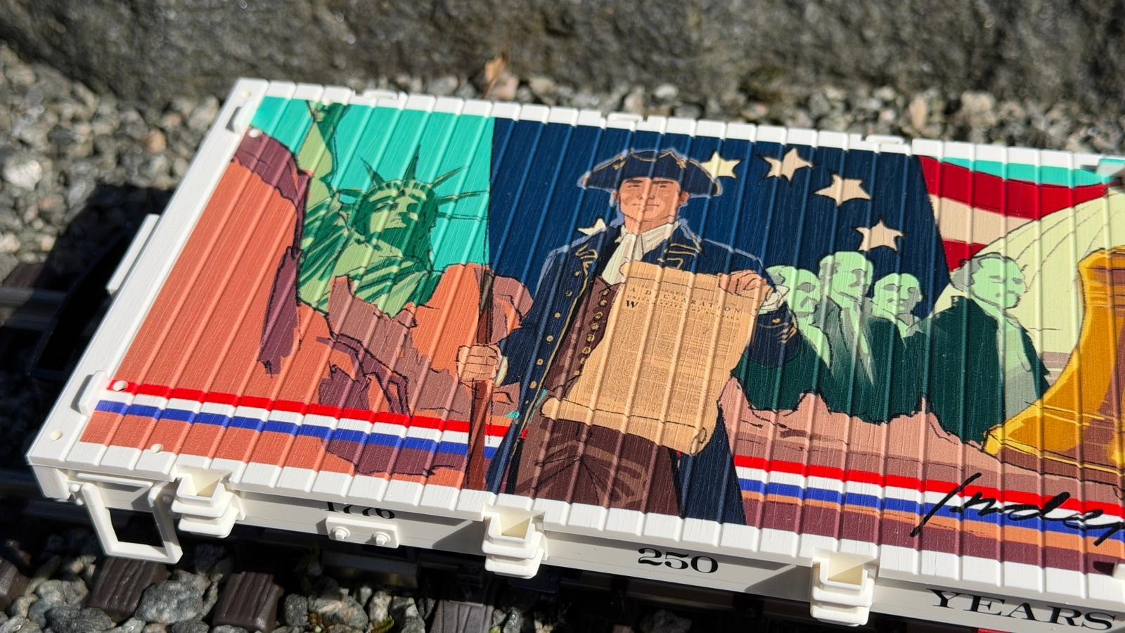 Dem LGB Art. Nr. 40598 liegt eine Nachbildung der "Liberty Bell" als Ladegut bei. Auszug WIKIPEDIA: Liberty Bell ist der Name der Glocke, die gel�utet wurde, als die Amerikanische Unabh�ngigkeitserkl�rung in Philadelphia am 8. Juli 1776 zum ersten Mal auf dem Independence Square in der �ffentlichkeit verlesen wurde. Als Ikone der Unabh�ngigkeit dient die Glocke seit jeher als US-amerikanisches Nationalsymbol.