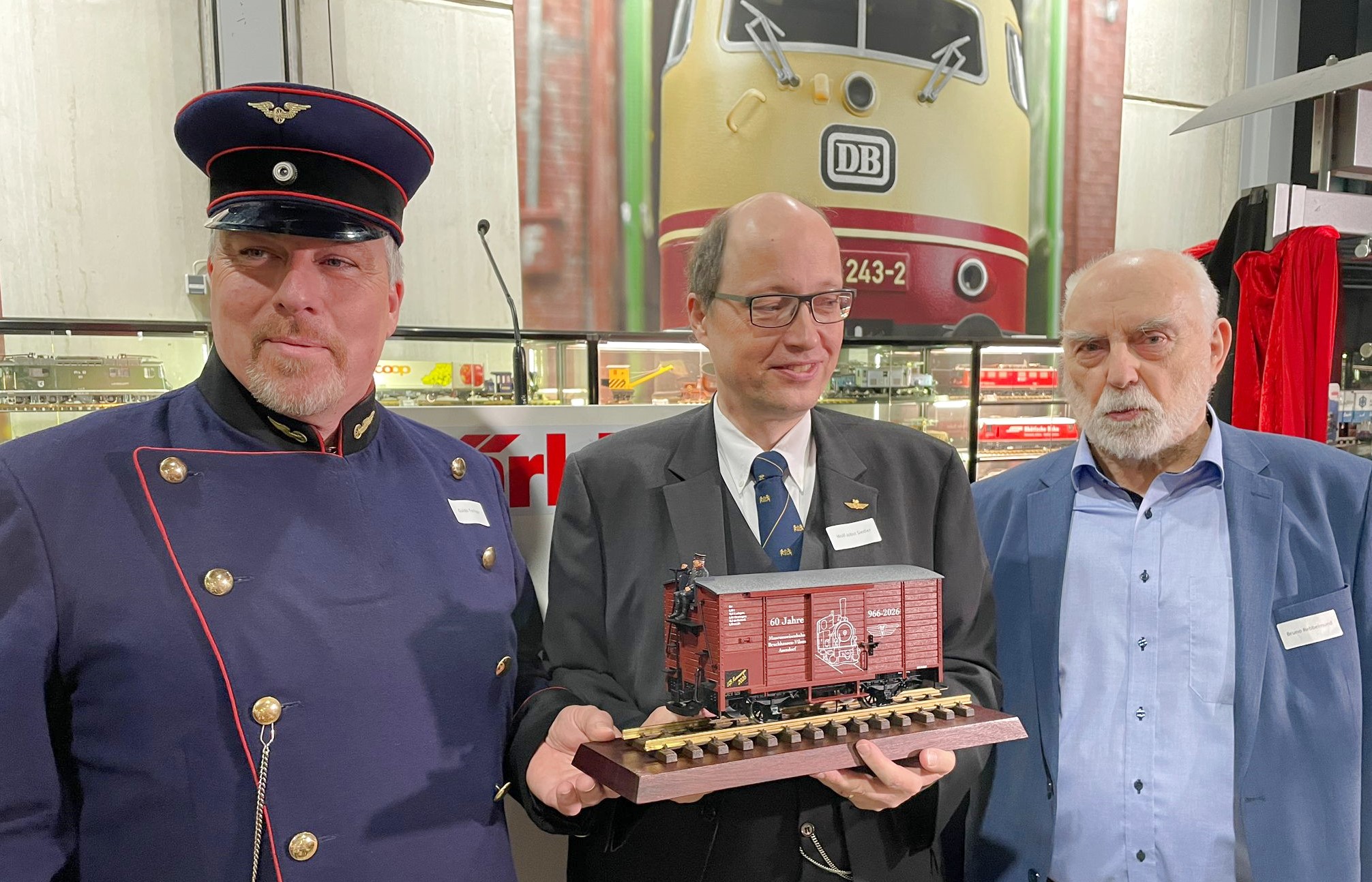 V.L.n.R "Bremser Guido", Vorsitzender DEV - Museumsbahn Bruchhausen-Vilsen, Wolf-Jobst Siedler und Bruno Rebbelmund, langj�hriges Vorstandsmitglied DEV, bei der feierlichen �bergabe des Modells des LGB G�terwagens Art. Nr. 41026 - DEV Nr. 129 zum 60j�hrigen Jubil�um 2026 