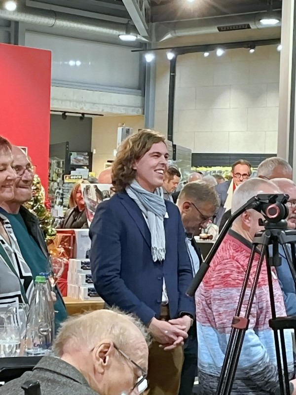 Gut gelaunte G�ste und Louis der meist die Vorstellung von Produkten auf den LGB und M�rklinseiten pr�sentiert. 