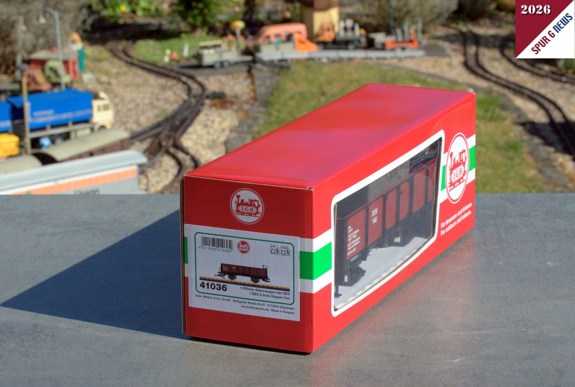 Auf der schmalen Seite des mit Sichtfenster ausgestatteten Verkaufskartons ist auf dem Etikett der 2-achsige G�terwagen der DEV in Farbe mit Angaben und der Artikelnummer aufgedruckt. 