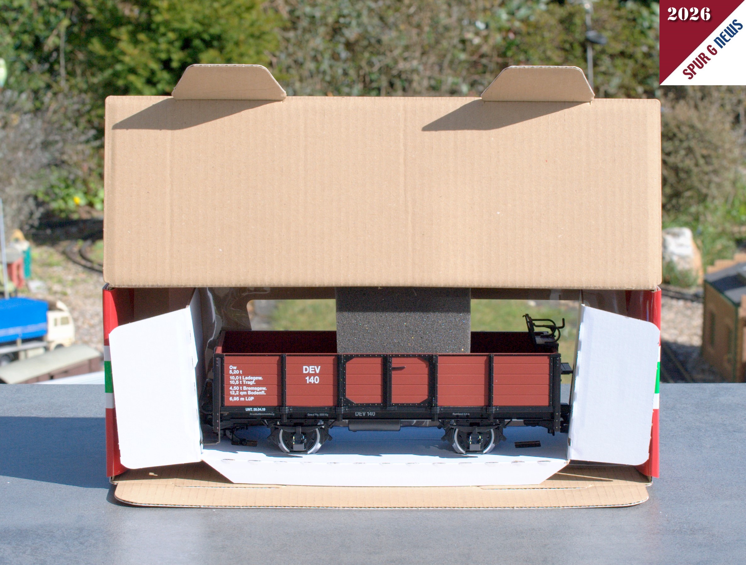 Der kurze Wagen Ow des DEV ist in der Verkaufpackung mit der Kartoneinlage und einem Schaumstoffklotz fest eingelgt und somit gegen hin und her rutschen gesichert. Diesmal ohne Styropo