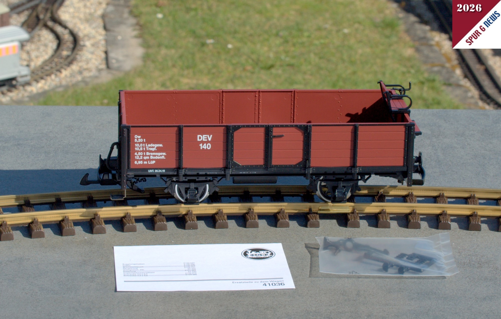 Auf das Gleis gesetzt macht der "kleine" 2-achsige G�terwagen mit Bremsersitz eine gef�llige Figur. Ersatzteilbeleg und die zweite Kupplung liegen dem Wagen bei. 