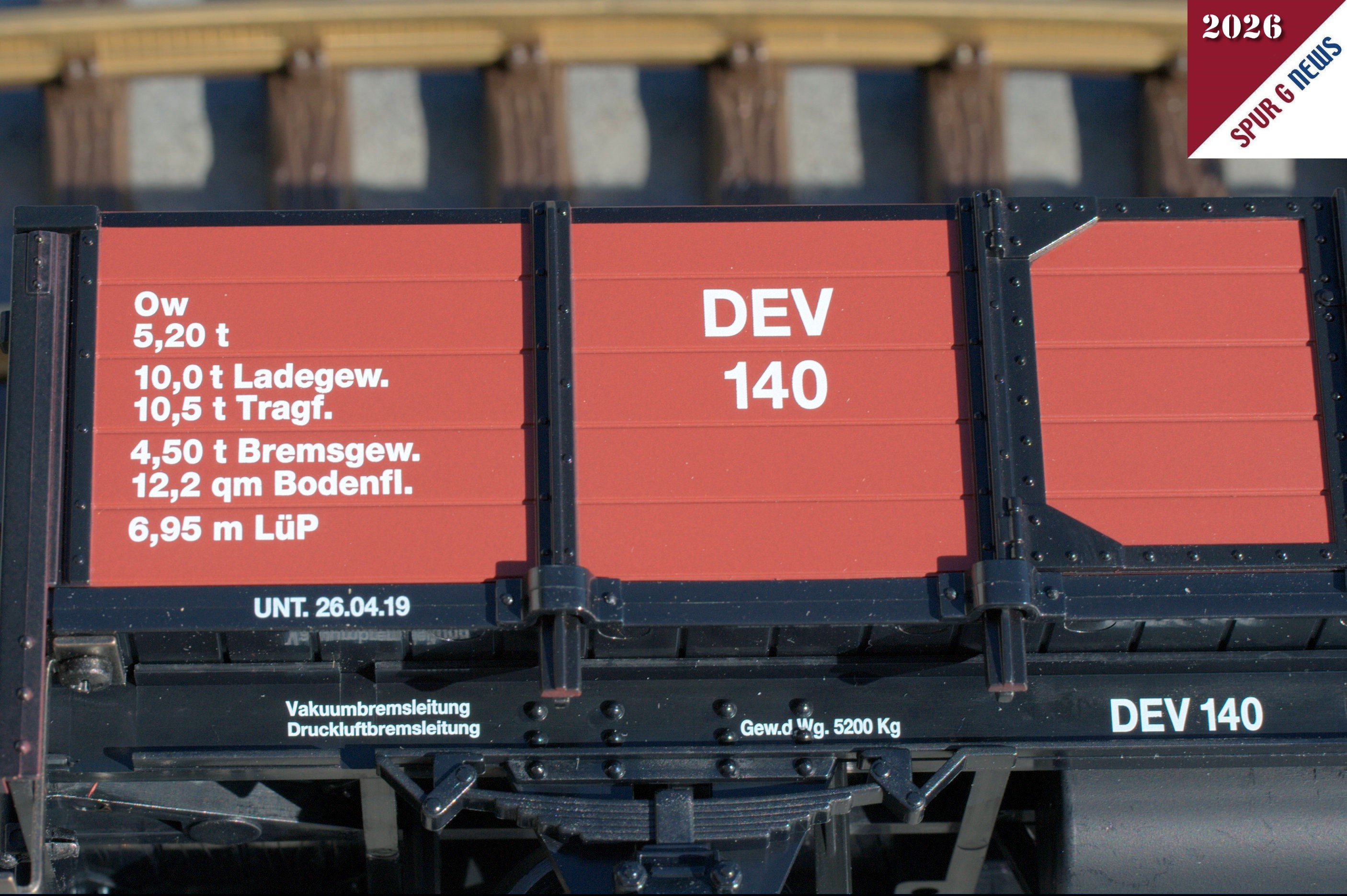 Die Beschriftung der Gr��en- und Ladeangaben mit der Wagennummer DEV 140 ist sehr gut gelungen. Es sieht so aus als ob auf Rahmen und dem Wagenkasten diesmal mit Tampondruck gearbeitet wurde. Sehr glatt langen sich die Buchstaben beim dar�ber streichen an.