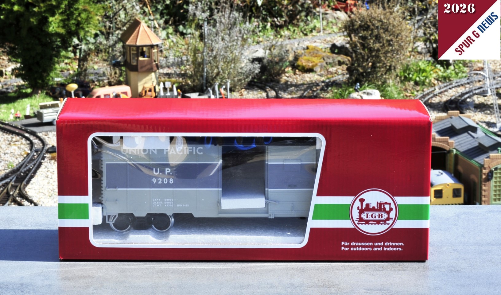 Aus dem braunen Versandkarton mit viel Luftpolsterfolie entnommen: Die LGB Neuheit - Steel Box Car - Stahlgüterwagen - der Union Pacific. U.P. 9208. Als Transportsicherheit für die Tür ist ein Styroporstück bei beiden geöffneten Türen eingesetzt. Am Dach sind nochmals zwei Styroporklötze vorhanden.