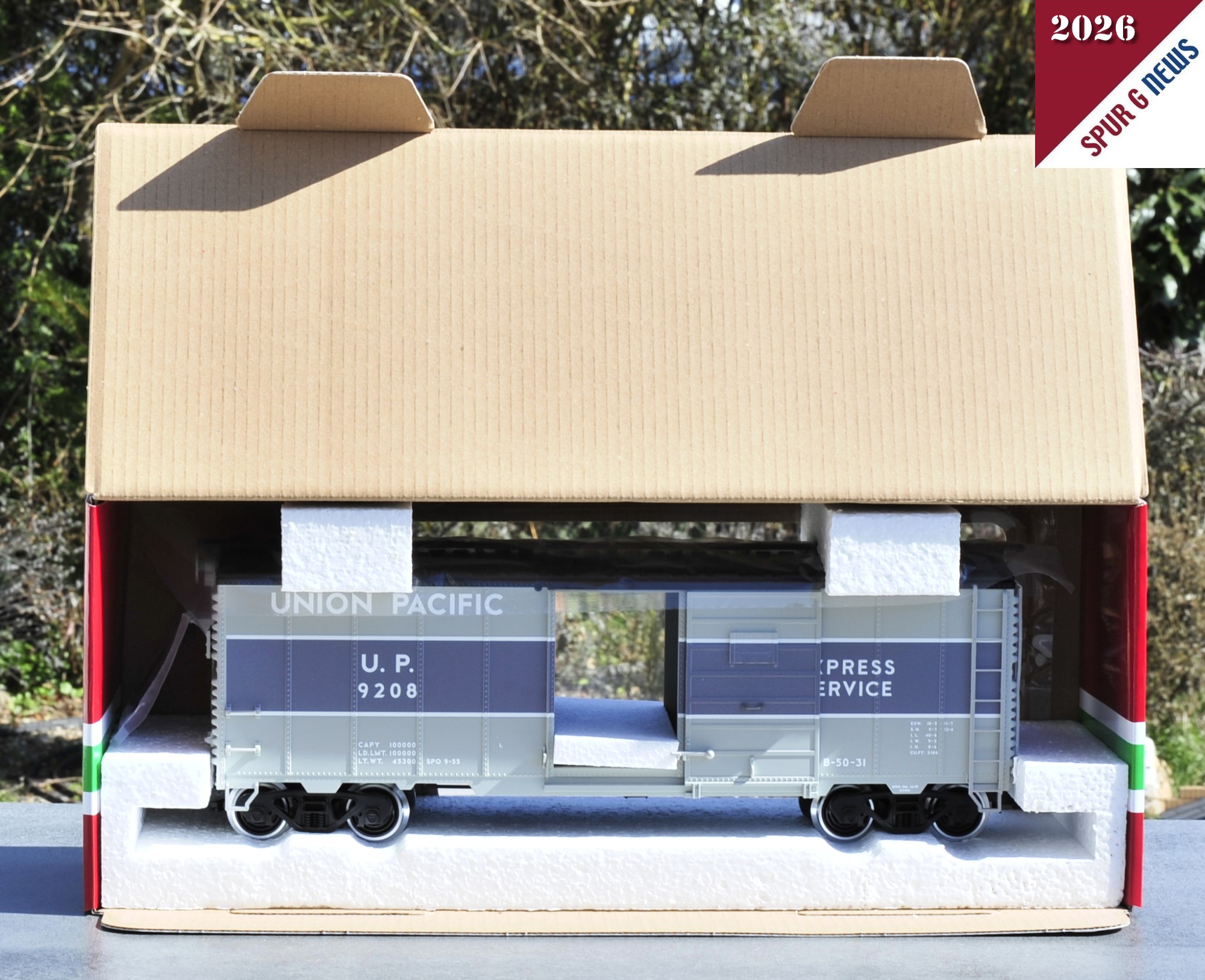 Beim geöffneten Karton sind die Styroporeinsätze - unten für die Räder und die Drehgestelle, in der Mitte für die Türen und oben für die Ausfüllung des Raums gut zu sehen.