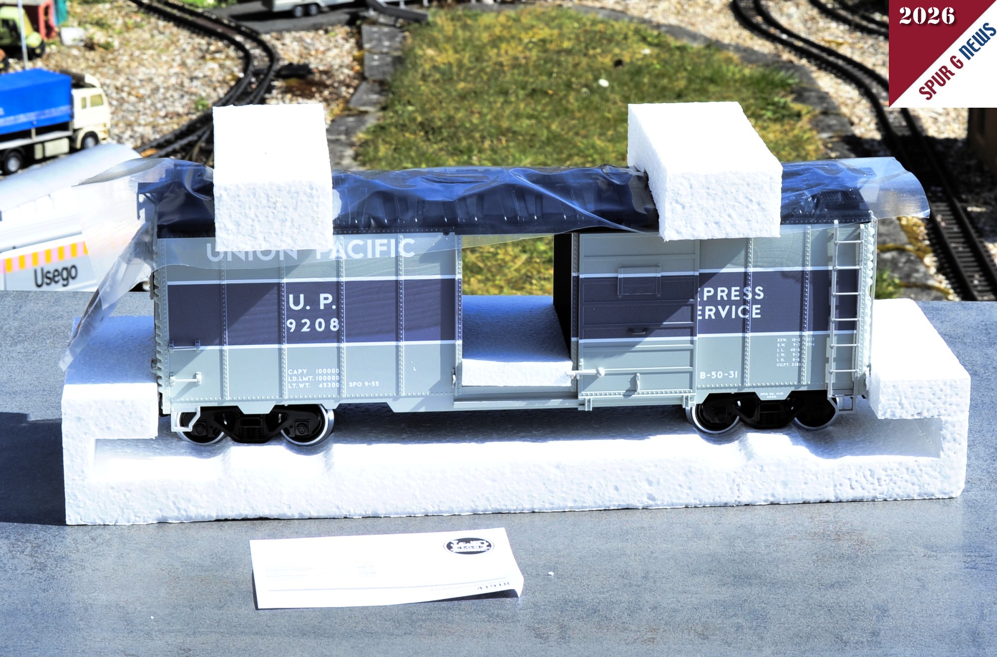 Um den Wagen aus dem Präsentationskarton zu entnehmen sollte dieser hingestellt werden und dann der komplette Einsatz herausgezogen werden. Somit werden die Styroporklötze, das Dach und die Drehgestelle nicht beschädigt. Um Kratzer vom Styropor auf dem Dach zu vermeiden ist noch eine Folie eingelegt. Diese beim zurücksetzen des Wagens in den Karton wieder auflegen und die Styroporklötze daraufsetzen.