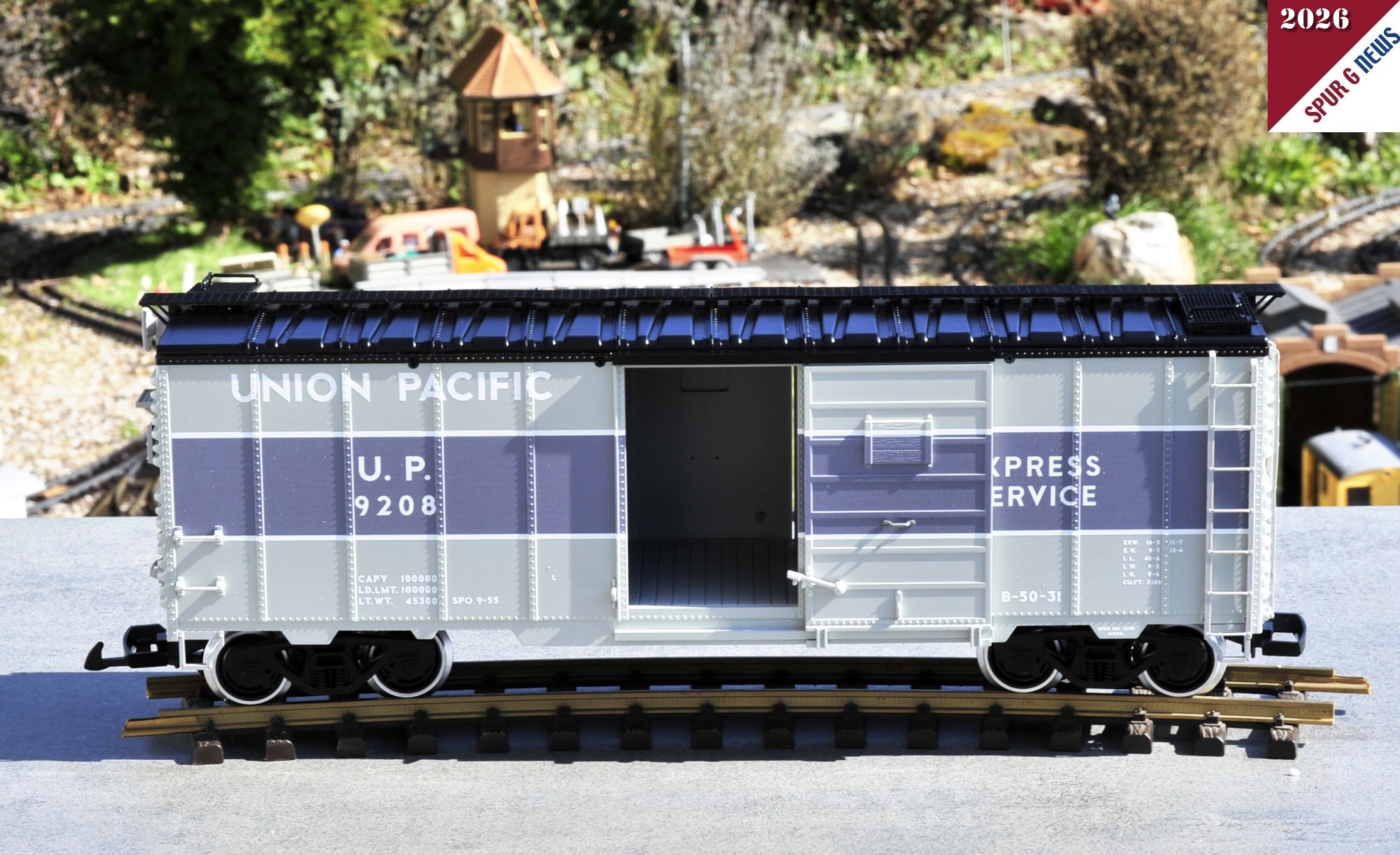 Der Wagen macht auf dem Gleis einen guten Eindruck. Das Dach ist schwarz lackiert, die Stirnwände links und rechts wurden in Weiß gehalten. Die hellgrauen Seitenwände haben einen dunkelgrauen Streifen in der Mitte. Hier ist U.P. 9208 und Express Service mit dem Laserdrucker aufgebracht. Im oberen Bereich ist "UNION PACIFIC" aufgedruckt. Der untere hellgraue Bereich ist mit den Ladeangaben und Maßangaben bedruckt.