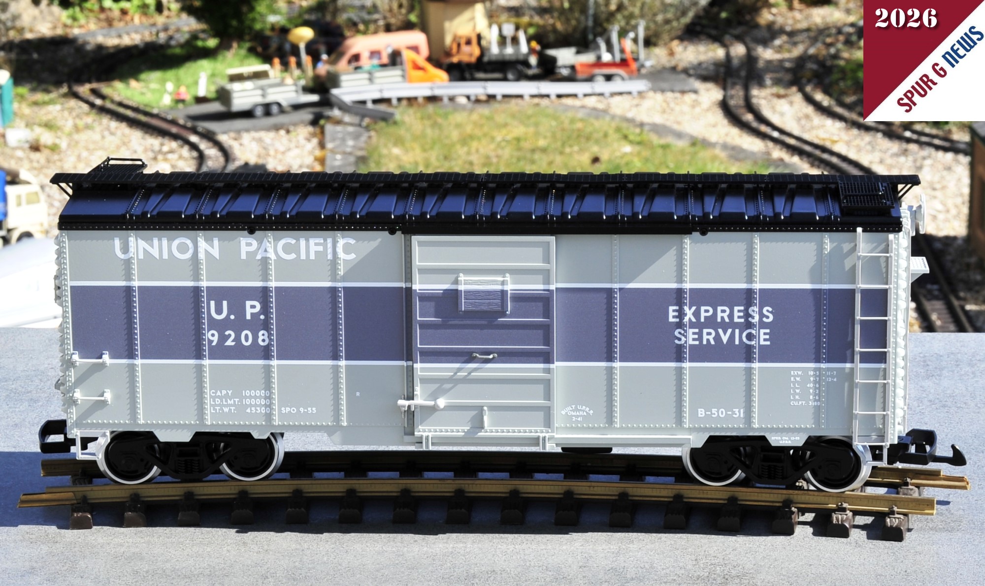 Die Linien zur Abtrennung des mittleren, dunkleren Teils sind sehr genau aufgedruckt. Auch die Tür ist passgenau eingesetzt. Im Vergleich zum Katalogbild ist der Mittelstreifen etwas bläulich eingefärbt. Die Leiter ist heller im Farbton als auf dem Katalogbild. Die Haltegriffe sind in weiß gehalten. Auch der Türbeschlag ist in weiß gefertigt. Das Dach hätte ruhig mattschwarz lackiert werden können. So sieht der Wagon fabrikneu bei Auslieferung aus.