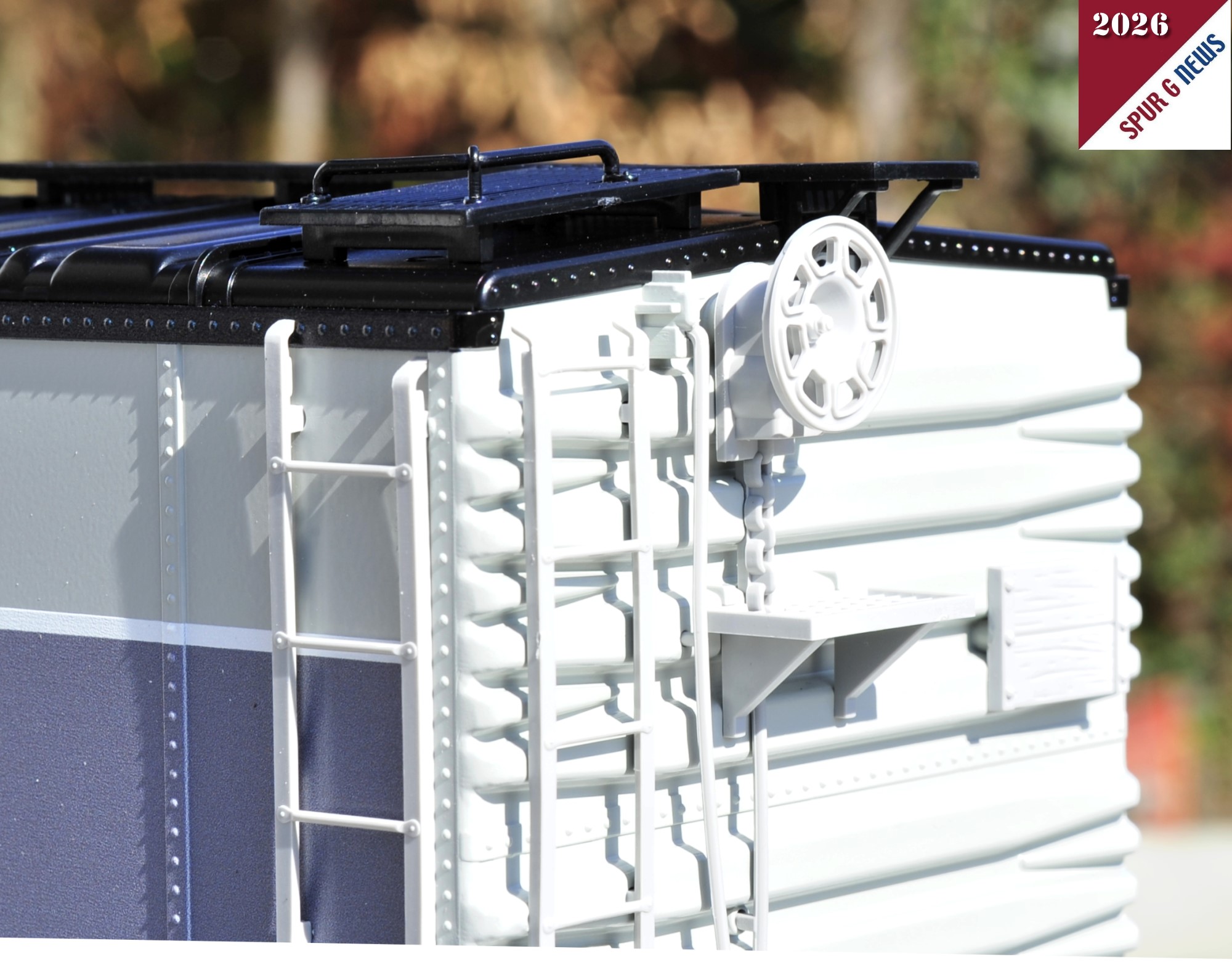 Auf dem Detailfoto von der Stirnfront ist zu erkennen, dass diese in weiß ausgeführt wurde. Gefälliger sieht es aus, wenn das Handrad und die Trittstufe in schwarz, sowie die Leitern in grau farblich abgestimmt angebracht wären. Aber da kann der Modellbahner mit etwas Farbe selbst nachhelfen.