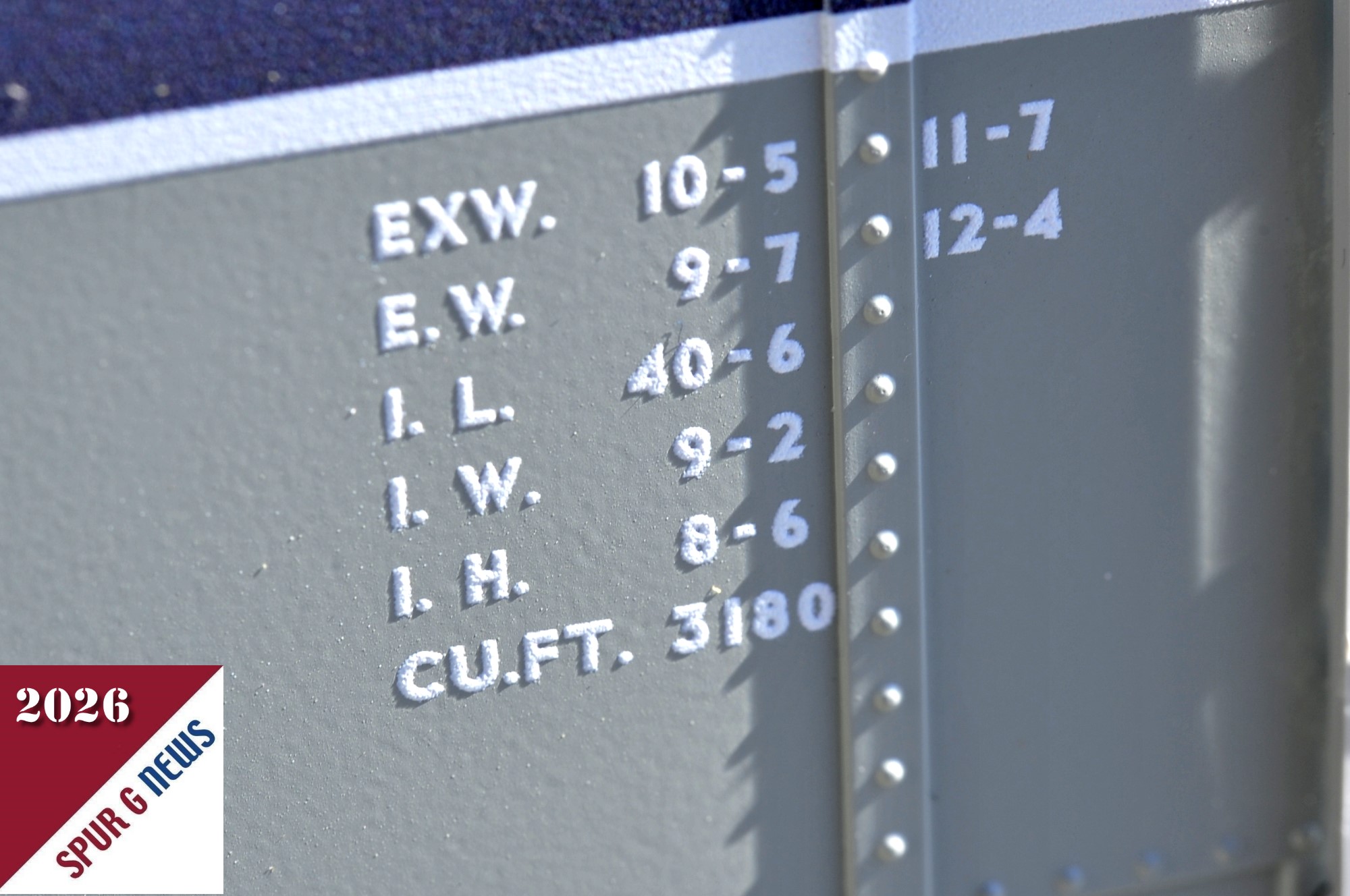 Die Makroaufnahme der Bedruckung zeigt, dass die Buchstaben erhaben angebracht sind. Bei der Markierung CU.FT handelt es sich um eine angloamerikanische Einheit von Rauminhalt. Die Umrechnung ist im metrischen System: 1 FT = 0,028317 cbm - dies ist dann also ein Rauminhalt von ca. 90 cbm (1 cu ft ≈ (0,3048)3 m3 ≈ 0,028317 m3 )). Die Abkürzung I.H. ist die Abkürzung für "in Höhe". Somit 8-6 Fuß oder ca. 2,44Meter bis 1,83 Meter. Leider konnte ich nicht alle Abkürzungen hier prüfen. Ich denke die Leser werden da schon schreiben was dies bedeutet.