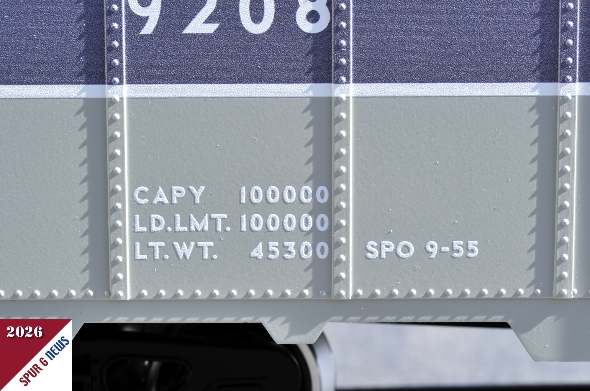 Bei dieser Makroaufnahme kommen auch die erhaben Buchstaben gut zur Geltung. Wie lange die erhabene Farbe hält wird noch herausgefunden. Ein Tampondruck wäre hier sehr "flach" aufgebracht. Wir berichten weiter.