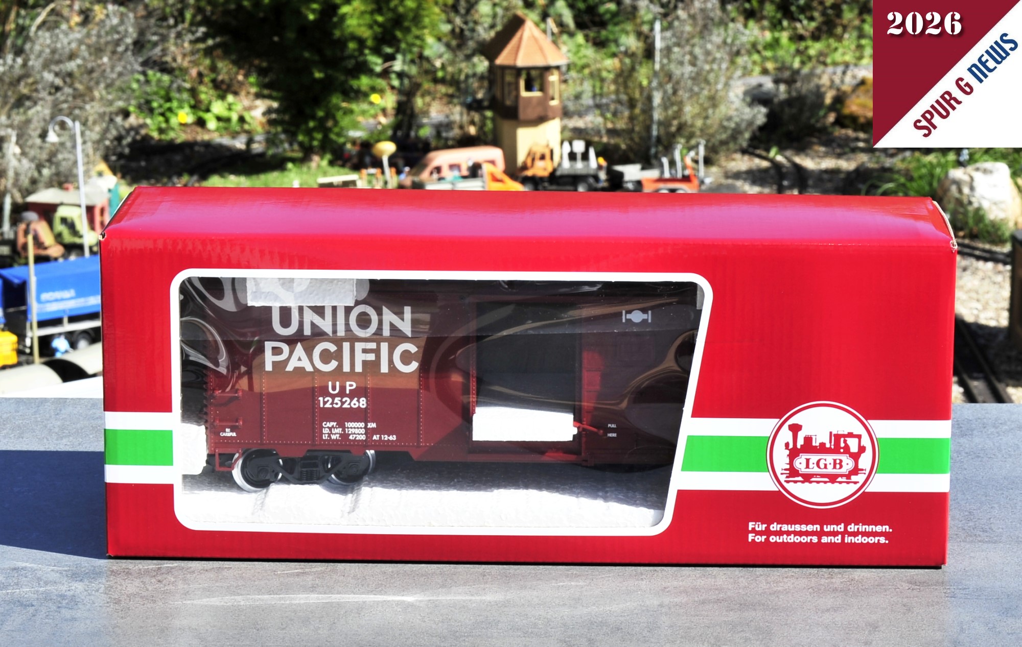 Aus dem braunen Versandkarton mit viel Luftpolsterfolie entnommen: Die LGB Neuheit 2026 - Steel Box Car - Stahlg�terwagen - der Union Pacific UP 125268 in der Farbe maron braun, typisch f�r UP. Als Transportsicherheit f�r die Schiebet�r (linke und rechte Wagonseite) ist ein Styroporst�ck bei beiden ge�ffneten T�ren eingesetzt. Am Dach sind nochmals zwei Styroporkl�tze vorhanden. 