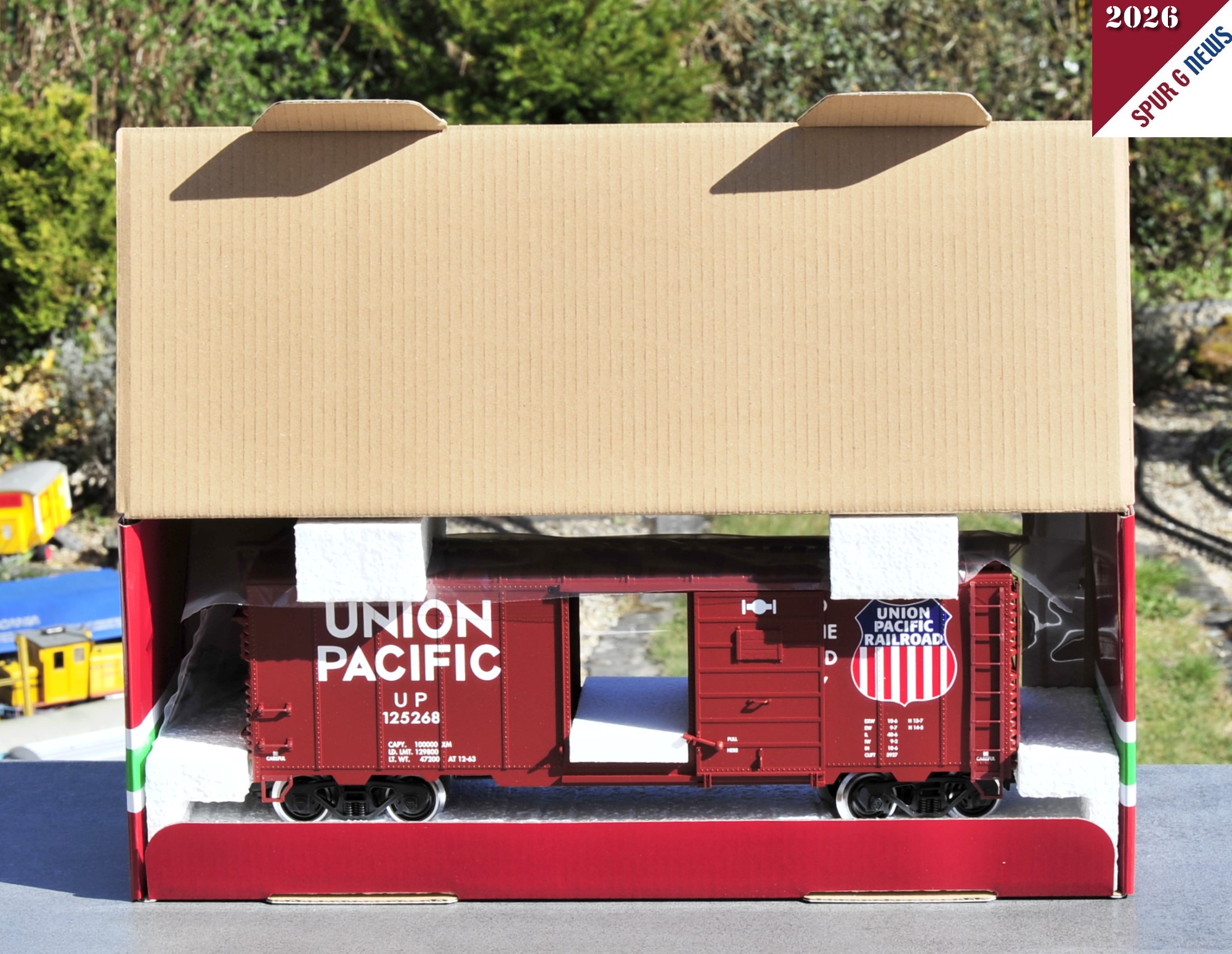 Beim ge�ffneten Karton sind die Styroporeins�tze - unten f�r die R�der und die Drehgestelle, in der Mitte f�r die T�ren und oben f�r die Ausf�llung des Raums gut zu sehen.