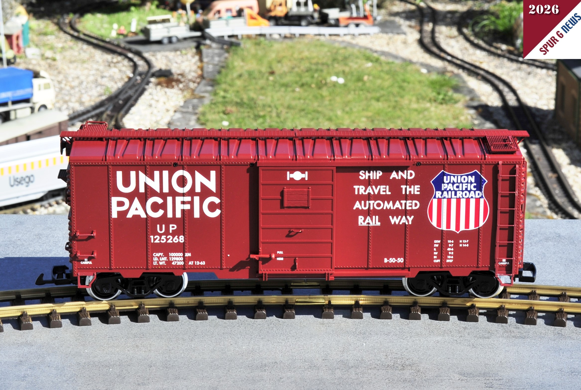 Der G�terwagen Art. Nr. 41919 UP 125 268 macht, wie auch der UP 9208 - Art. Nr. 41918 von LGB, auf dem Gleis einen guten Eindruck. Die Fahreigenschaften wurden noch nicht gepr�ft. Der komplette Stahlg�terwagen ist in der Farbe Maron-Braun gefertigt. Die Schrift "UNION PACIFIC" sowie der Slogan wurden mit dem Laserdrucker aufgebracht. Toll ausgef�hrt ist das Union Pacific Railroad Wappen. Dieses wurde in den Jahren 1950 bis 1968 von UP verwendet. Ohne den Zusatz Railroad wurde es fr�her und auch sp�ter genutzt. Die UP ist teilweise mit anderen Bahn-Gesellschaften verschmolzen. 