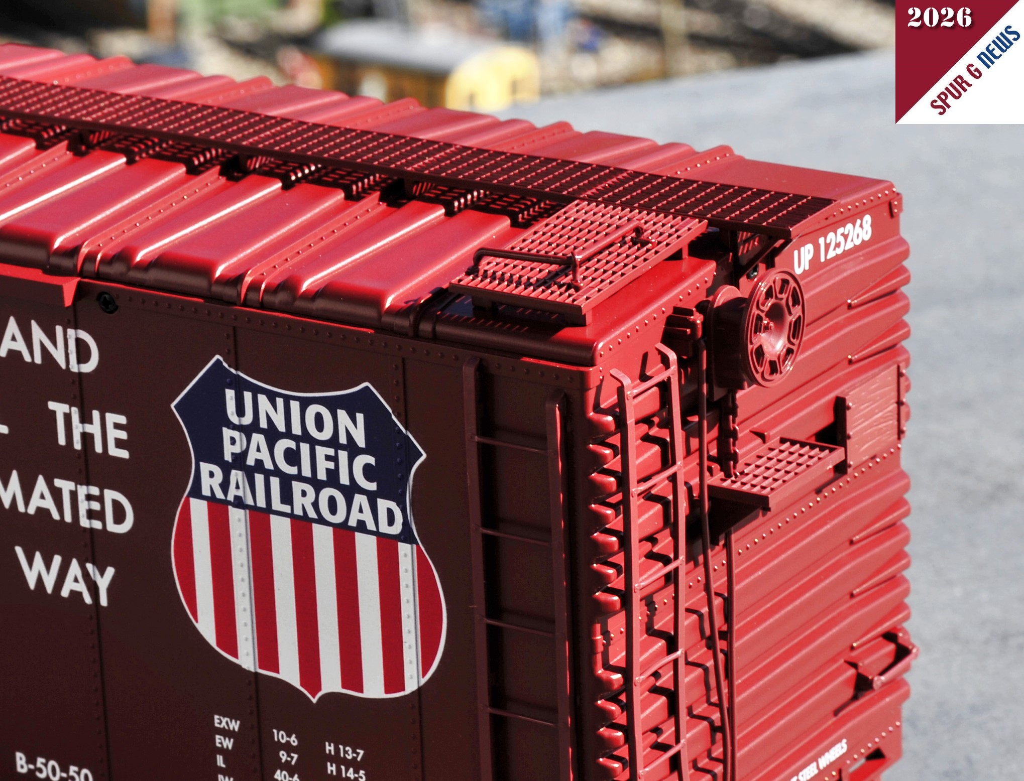 Auf dem Detailfoto von der Stirnfront ist zu erkennen, dass diese in wei� ausgef�hrt wurde. Gef�lliger sieht es aus, wenn das Handrad und die Trittstufe in schwarz, sowie die Leitern in grau farblich abgestimmt angebracht w�ren. Aber da kann der Modellbahner mit etwas Farbe selbst nachhelfen. 