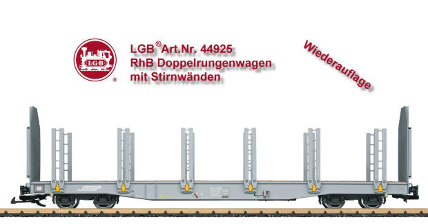 LGB Art. Nr. 44925 - Diese Flachwagen mit den schweren Doppelrungen sind ein gewohntes Bild in den Güterzügen der Rhätischen Bahn, mit ihnen werden vor allem schwere Ladungen wie Holzstämme, Stahlträger oder Rohre befördert. Die in den 90er Jahren gebauten Wagen haben eine Länge über Puffer von 16,54 Meter, wiegen leer 17,6 Tonnen und können – je nach Zugart – mit 22 bis 42 Tonnen beladen werden. Für spezielle Fälle gibt es separate Stirnwände, die in die Rungenhalterungen an den Pufferbohlen eingesteckt werden können und die Ladung nach vorne und nach hinten absichern. Sehr oft wird das bei der Verladung von Rohren mit hohem Gewicht und großem Durchmesser gemacht.
