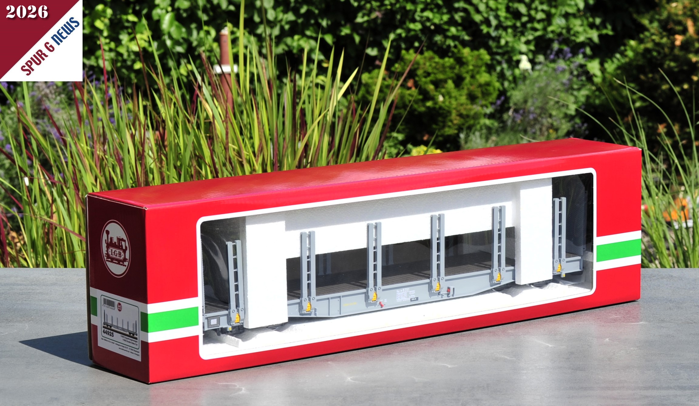 Spur G - Art.Nr. 44925 - Ansicht des Verkaufskartons mit dem großen Sichtfenster. Erkennbar ist der Doppelrungenwagen - vierachsig - der RhB mit Styroporeinlage.
