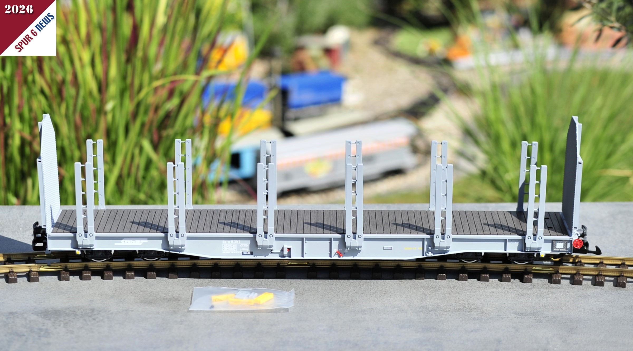 Spur G - Art.Nr. 44925 - Auf das Gleis gesetzt sind neben den Doppelrungen auch die seitlichen Stirnwände gut zu erkennen. Vor dem Wagen sind noch, außer dem zweiten Kupplungshaken, weitere Anbauteile zu erkennen.