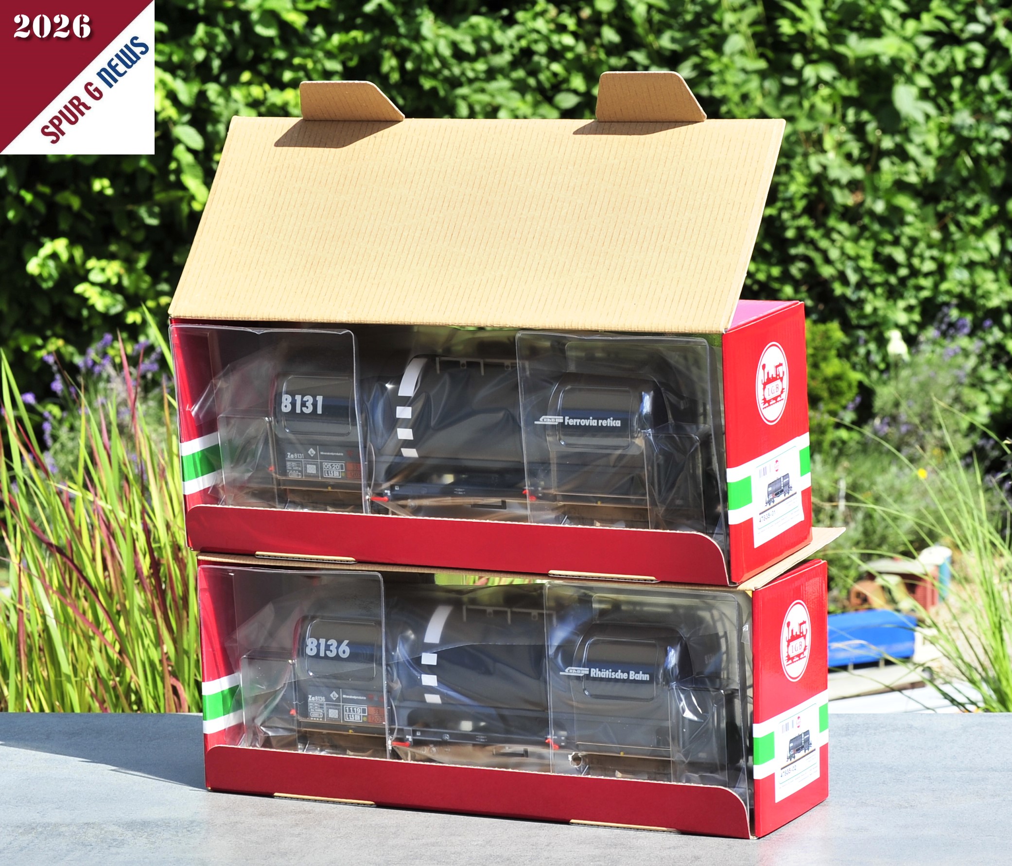 Spur G - Art.Nr. 47835 Die beiden Kesselwagen sind nochmals mit Folie in der Innenverpackung umhüllt. Somit ist der Schutz beim Transport mehrfach gegeben. Bei dem Doppelset der RhB Wagen sind die Verpackungshalterungen aus Kunststoff tiefgezogen und sind dem Fahrwerk und den Kesselenden angepasst.